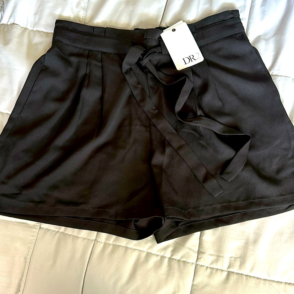 DR2 black high waist paper bag shorts with pockets NWT size Large